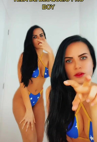 5. Hermosa Dine Azevedo Enseña Escote Con Bikini