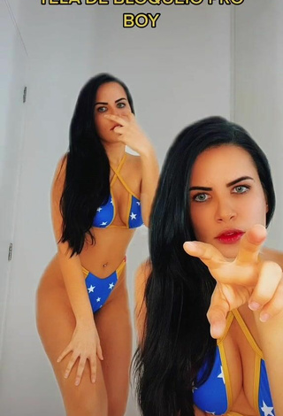 6. Hermosa Dine Azevedo Enseña Escote Con Bikini