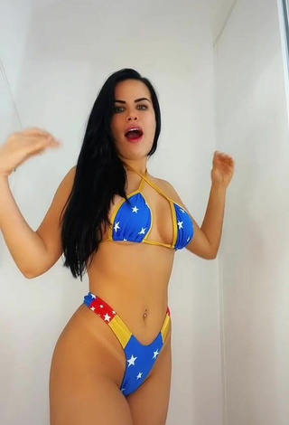 2. Impresionante Dine Azevedo Enseña Escote Con Bikini