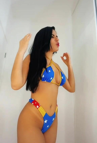 6. Impresionante Dine Azevedo Enseña Escote Con Bikini