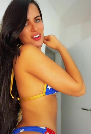 4. Adorable Dine Azevedo Con Bikini