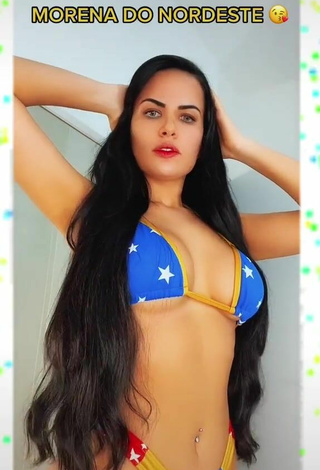 3. Preciosa Dine Azevedo Enseña Escote Con Bikini