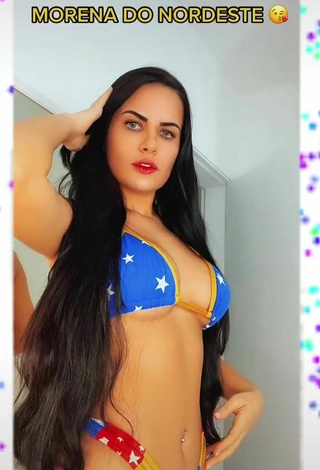 5. Preciosa Dine Azevedo Enseña Escote Con Bikini