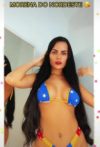 6. Preciosa Dine Azevedo Enseña Escote Con Bikini