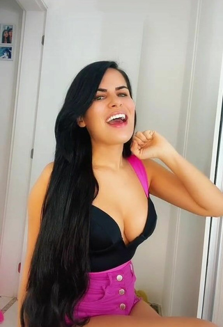 6. Guapísima Dine Azevedo Enseña Escote Con Atractivos Top Negro