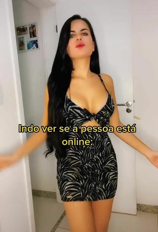 Preciosa Dine Azevedo enseña escote con Vestido