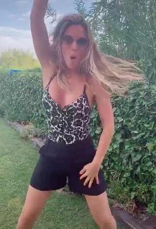 6. Sexy Edurne Garcia Almagro Enseña Escote Con Top