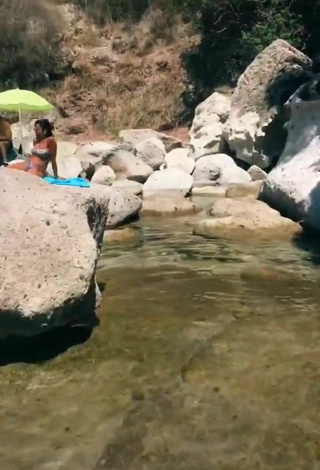 3. Sexy Eleonora Olivieri Con Bikini Rojo En La Playa