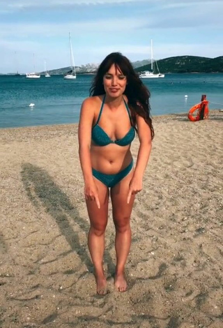 2. Atractiva Eleonora Olivieri Enseña Escote Con Seductores Bikini Turquesa En La Playa Y Tetas Saltarinas