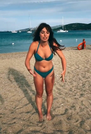 3. Atractiva Eleonora Olivieri Enseña Escote Con Seductores Bikini Turquesa En La Playa Y Tetas Saltarinas