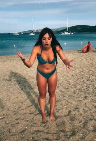 5. Atractiva Eleonora Olivieri Enseña Escote Con Seductores Bikini Turquesa En La Playa Y Tetas Saltarinas