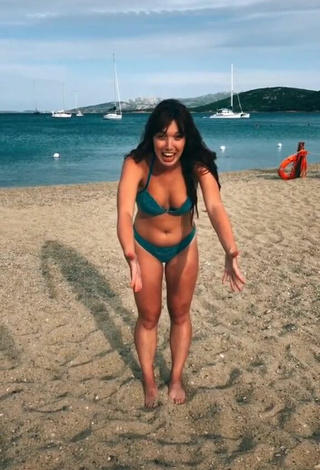 6. Atractiva Eleonora Olivieri Enseña Escote Con Seductores Bikini Turquesa En La Playa Y Tetas Saltarinas