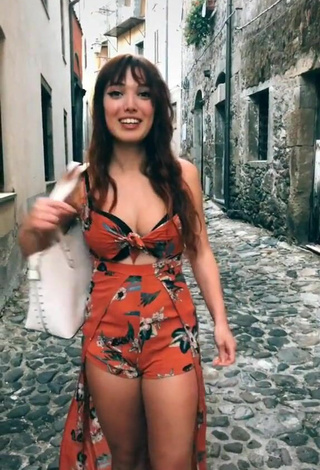 2. Sexy Eleonora Olivieri Con Mono Floral En Una Calle