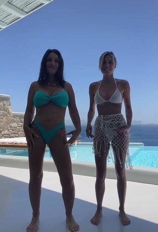 Guapísima Elettra Lamborghini enseña escote con Atractivos Bikini en la piscina