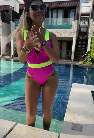 2. Sexy Elisa Ponte Enseña Escote Con Traje De Baño En La Piscina