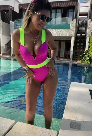 5. Sexy Elisa Ponte Enseña Escote Con Traje De Baño En La Piscina