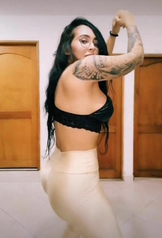 2. Más Caliente Eve Herrera Con Leggings Blanco