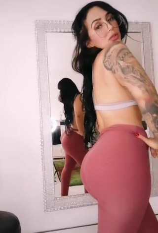 Bonita Eve Herrera con Sujetador Gris mientras hace twerking