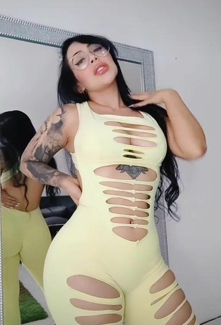 Bonita Eve Herrera enseña escote con Mono Amarillo