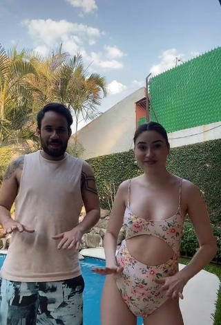 6. Sexy Fernanda Blaz Con Traje De Baño Floral En La Piscina