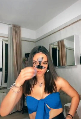 Hermosa Giulia Paglianiti enseña escote con Top Tubo Azul y Tetas Saltarinas