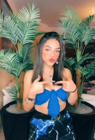 4. Sexy Giulia Paglianiti Enseña Escote Con Top Tubo Azul Y Tetas Saltarinas