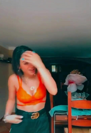 2. Sexy Giulia Paglianiti Enseña Escote Con Sujetador Naranja Neón