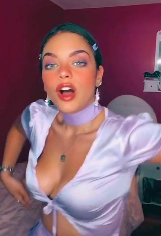 Preciosa Giulia Paglianiti enseña escote con Top Corto Morado y Tetas Saltarinas