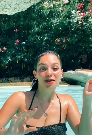 2. Sexy Giulia Paglianiti Con Traje De Baño Negro En La Piscina