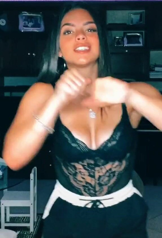 Sexy Giulia Paglianiti enseña escote con Top Negro y Senos Saltarines