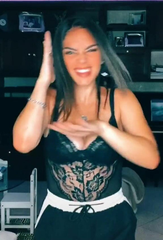 3. Sexy Giulia Paglianiti Enseña Escote Con Top Negro Y Senos Saltarines