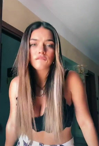 Adorable Giulia Paglianiti enseña escote con Top Corto Negro y Tetas Saltarinas