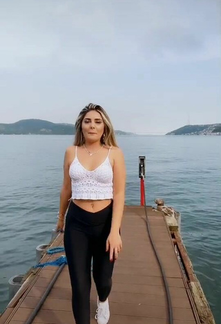 Sexy Gizemjelii con Leggings Negro en el mar