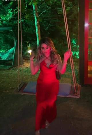 4. Sexy Gizemjelii Con Vestido Rojo