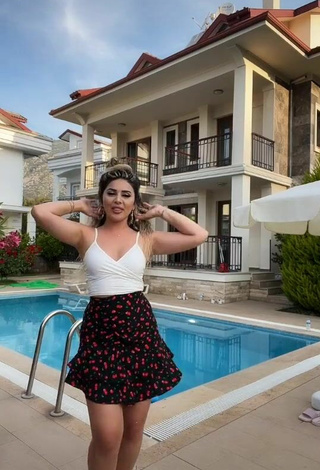 2. Hermosa Gizemjelii Con Top Corto Blanco En La Piscina