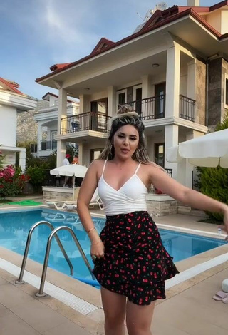 3. Hermosa Gizemjelii Con Top Corto Blanco En La Piscina