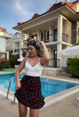 4. Hermosa Gizemjelii Con Top Corto Blanco En La Piscina