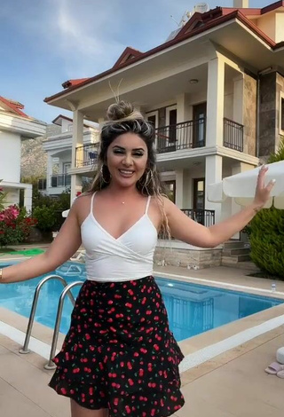 5. Hermosa Gizemjelii Con Top Corto Blanco En La Piscina