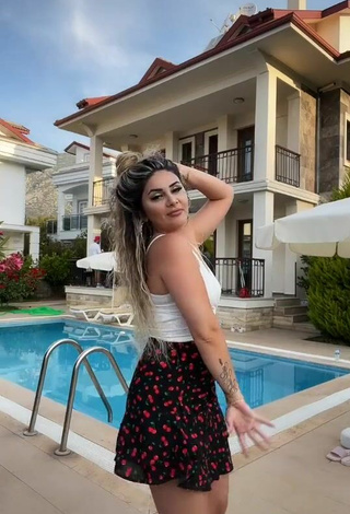 6. Hermosa Gizemjelii Con Top Corto Blanco En La Piscina