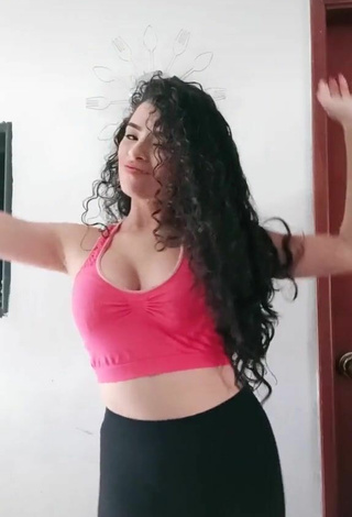 Sexy Gleidy Rojas enseña escote con Sujetador Deportivo Rosa y Tetas Saltarinas