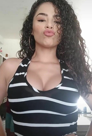 Preciosa Gleidy Rojas enseña escote con Top Rayas y Tetas Saltarinas