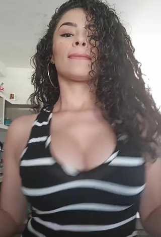 4. Preciosa Gleidy Rojas Enseña Escote Con Top Rayas Y Tetas Saltarinas