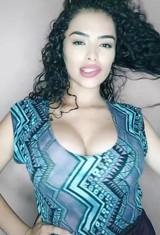 2. Guapísima Gleidy Rojas Enseña Escote Con Atractivos Top Y Tetas Saltarinas