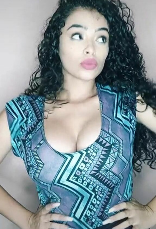 3. Guapísima Gleidy Rojas Enseña Escote Con Atractivos Top Y Tetas Saltarinas