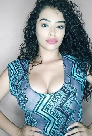 4. Guapísima Gleidy Rojas Enseña Escote Con Atractivos Top Y Tetas Saltarinas