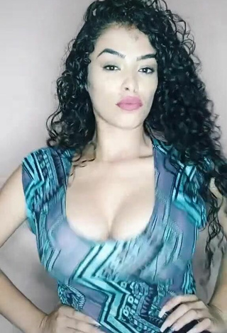 5. Guapísima Gleidy Rojas Enseña Escote Con Atractivos Top Y Tetas Saltarinas