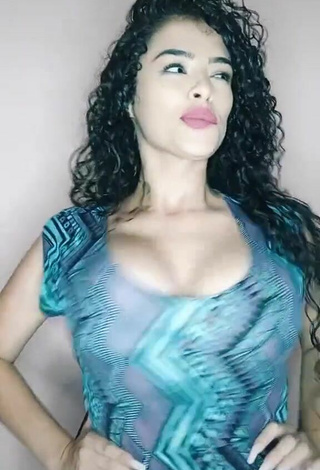 6. Guapísima Gleidy Rojas Enseña Escote Con Atractivos Top Y Tetas Saltarinas