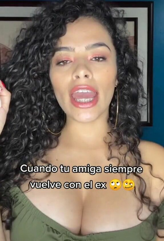 Atractiva Gleidy Rojas enseña escote con Provocativos Top Oliva