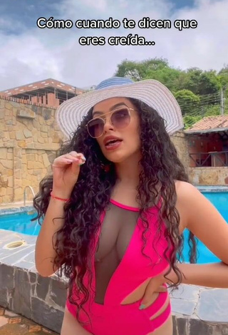 Sexy Gleidy Rojas enseña escote con Traje de Baño Rosado Margarita en la piscina