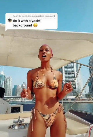 Atractiva Vivian Gold Kaitetsi enseña escote con Seductores Bikini en un barco